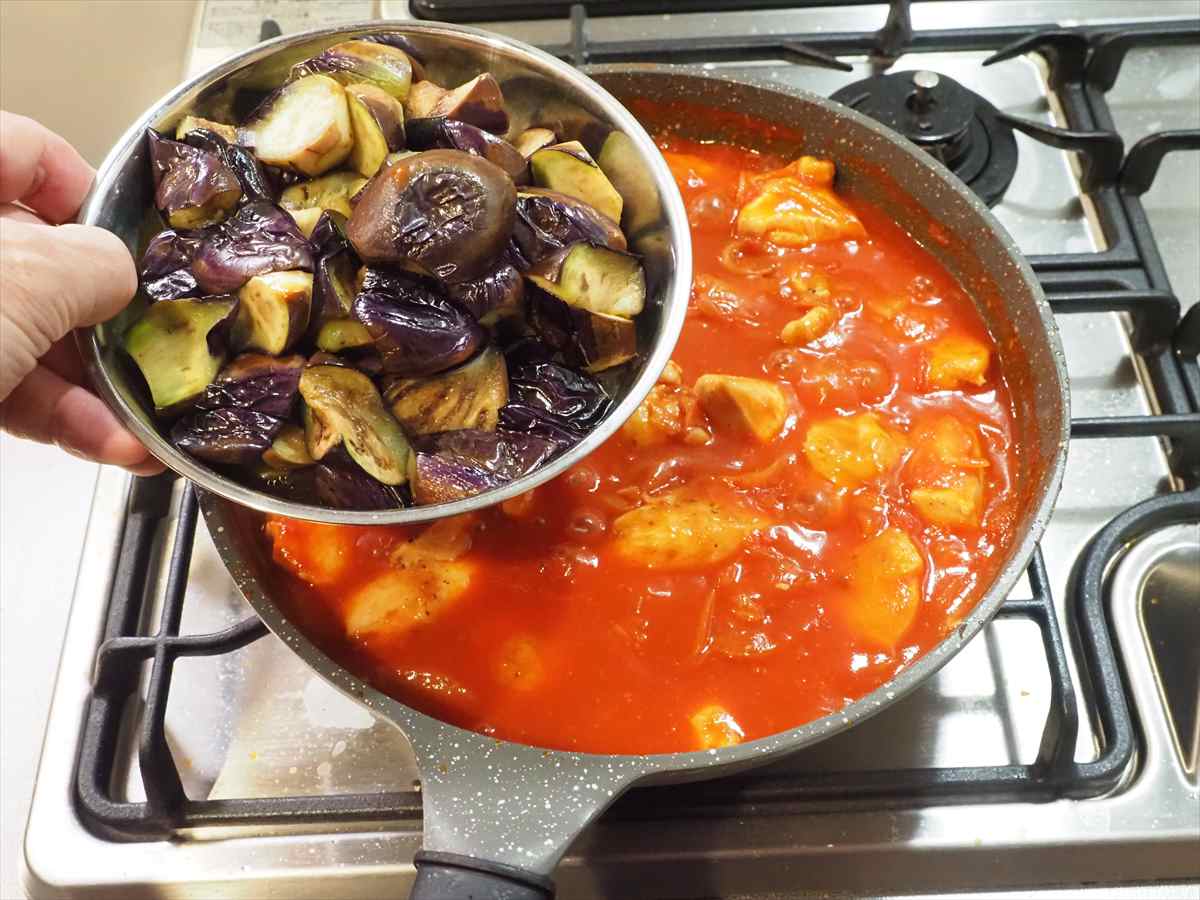 鶏むね肉とトマト缶で大量調理！タンパク質ガッツリ！　鶏むね肉と茄子のトマト煮