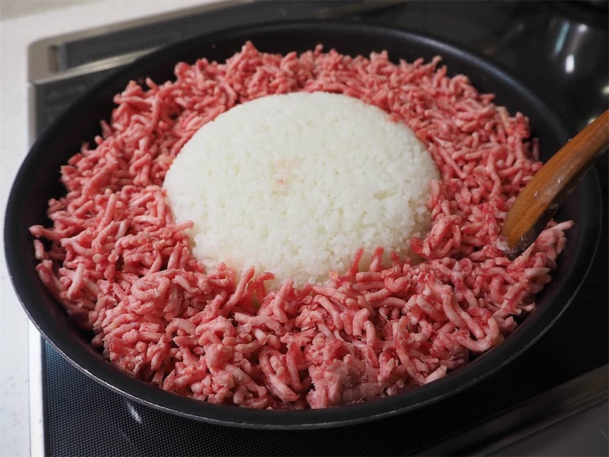 しにゃさんのひき肉とフライパンで♪「簡単ペッパーランチ風ライス」レシピ 工程2