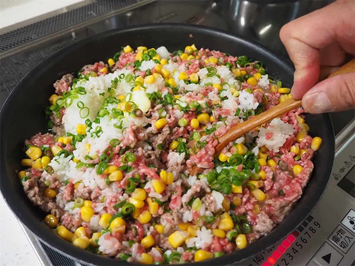 しにゃさんのひき肉とフライパンで♪「簡単ペッパーランチ風ライス」レシピ 工程4