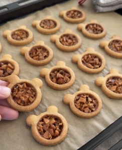 かわいすぎて食べられない♪カリッとおいしい「くまのキャラメルナッツクッキー」