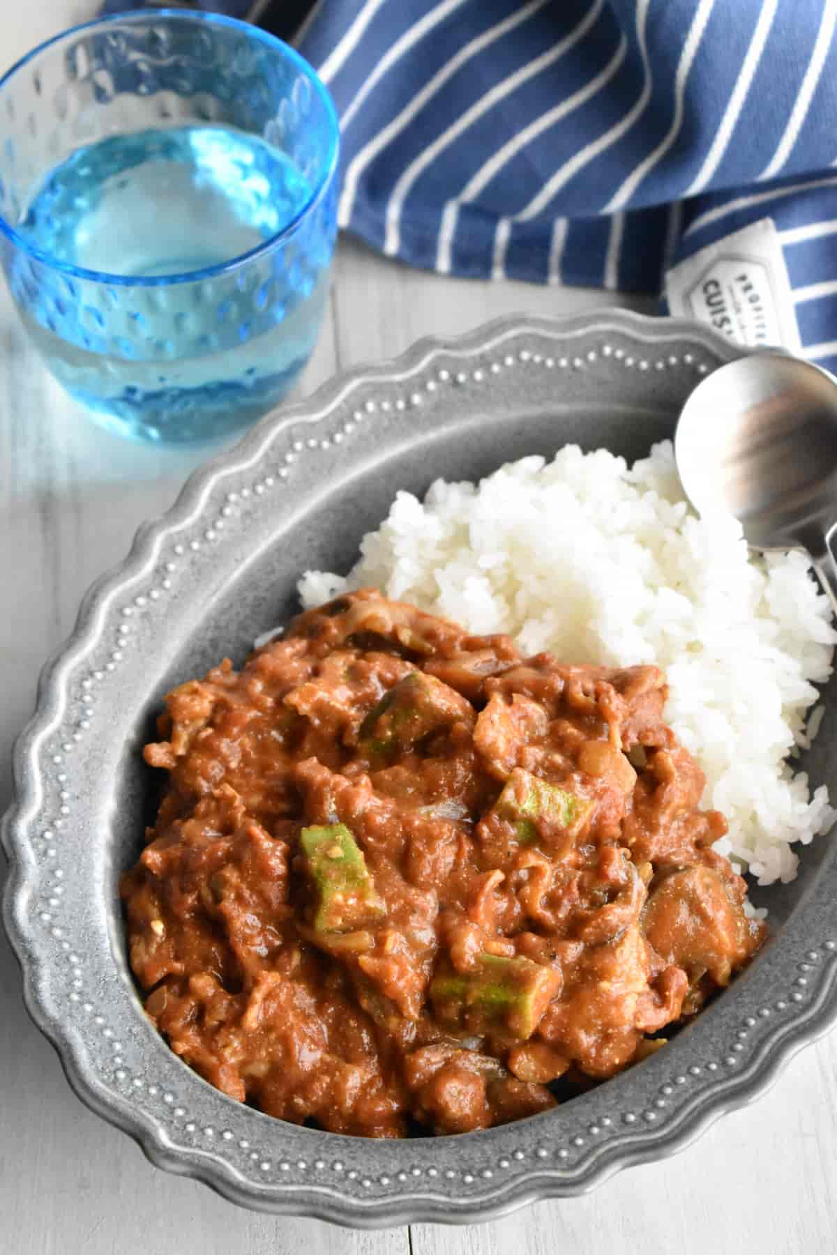 仕上げ(ナスとオクラの無水カレー)