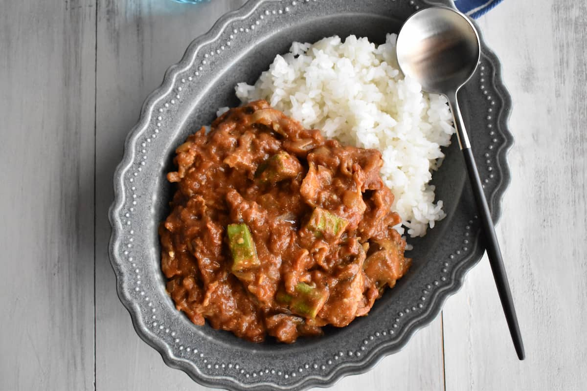 トマト缶と野菜の水分で作るから濃厚！「オクラとなすの豚こま無水カレー」レシピ