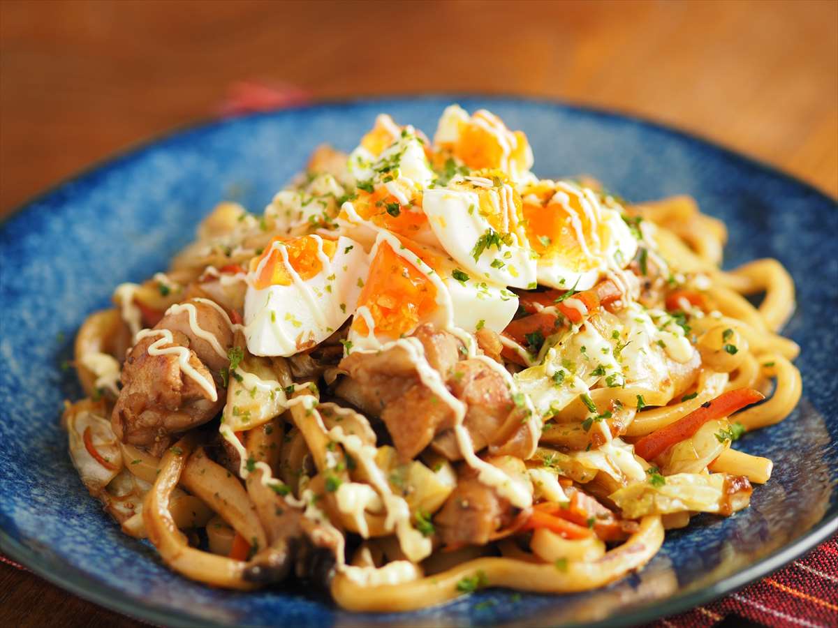 お米がないときにも♪具だくさんで大満足「エッグチキン焼きうどん」レシピ