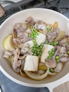 玉ねぎたっぷりがおいしい！重ねて煮るだけの「豚バラ豆腐煮」レシピ