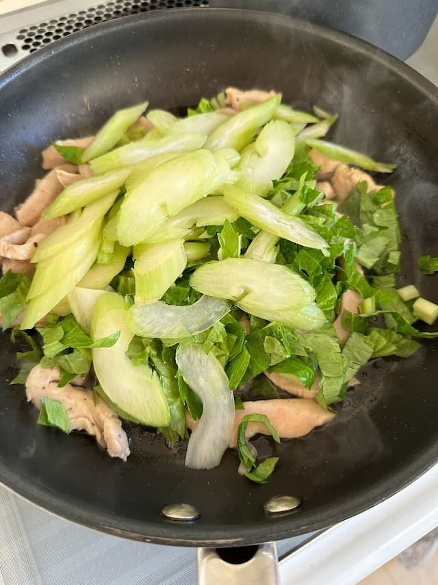 「鶏むね肉とセロリのあっさり春雨炒め」レシピ