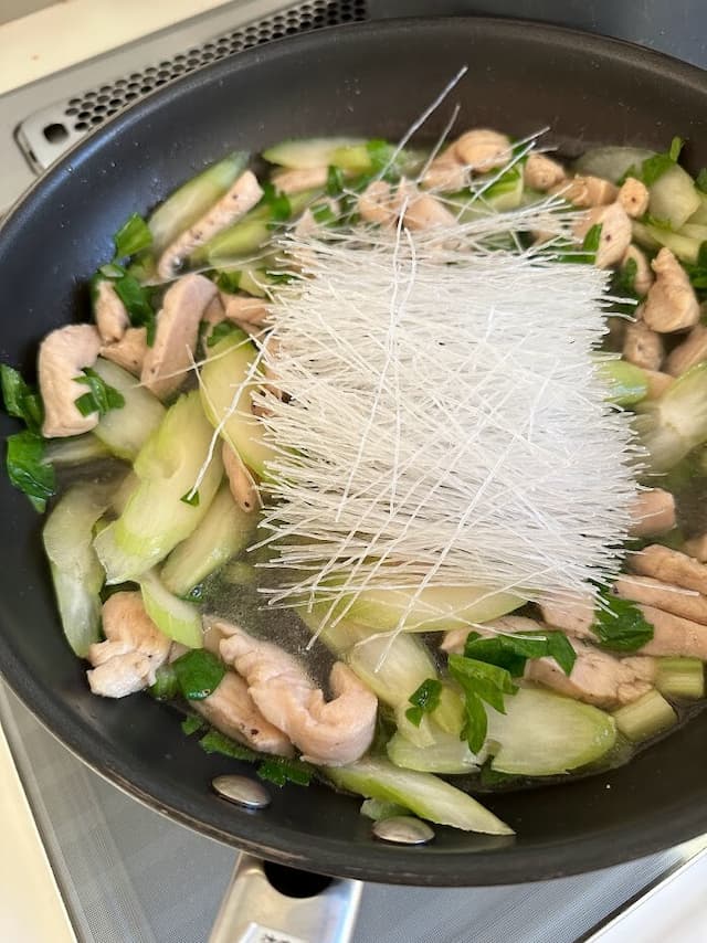 「鶏むね肉とセロリのあっさり春雨炒め」レシピ