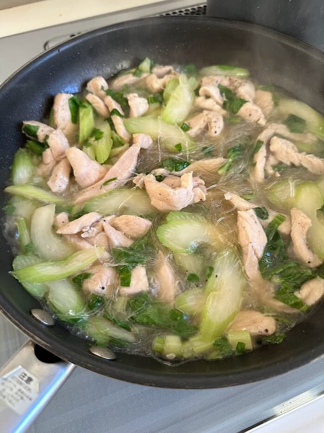 「鶏むね肉とセロリのあっさり春雨炒め」レシピ