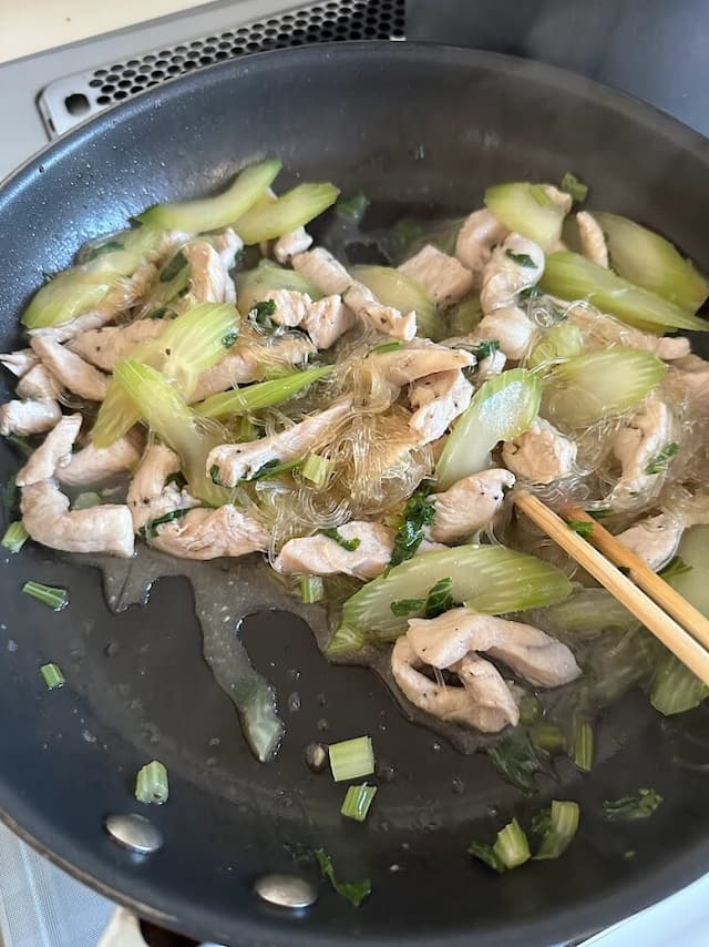 「鶏むね肉とセロリのあっさり春雨炒め」レシピ