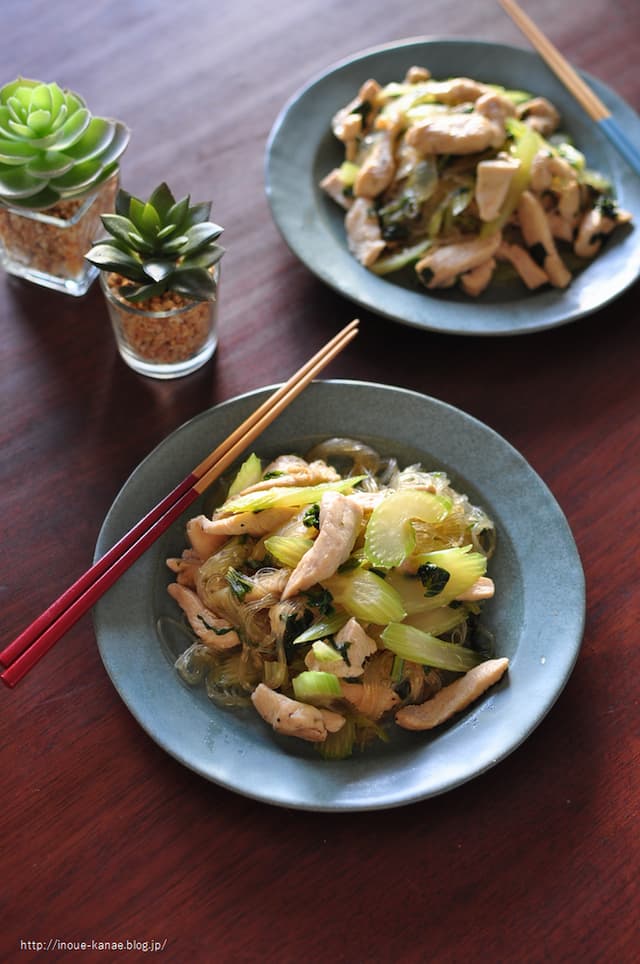 「鶏むね肉とセロリのあっさり春雨炒め」レシピ