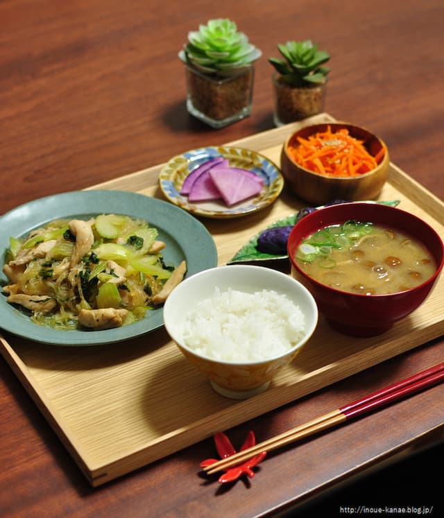 「鶏むね肉とセロリのあっさり春雨炒め」レシピ