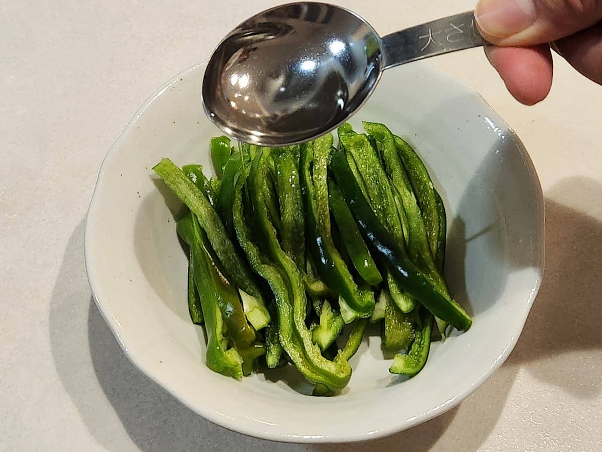 サラダ油やごま油などお好きな油を大さじ1まわしかける　青髪のテツ