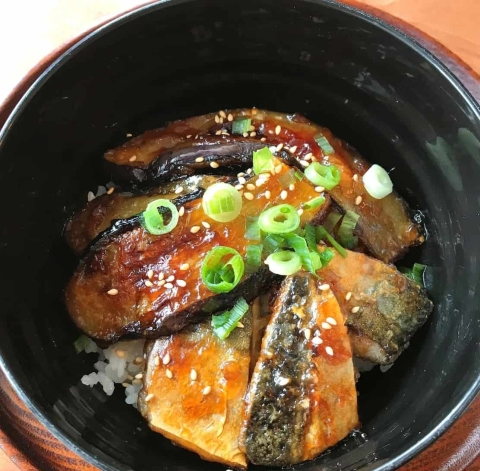 とろけるおいしさ！食べるほど幸せになる「とろとろなすとさばの蒲焼き丼」