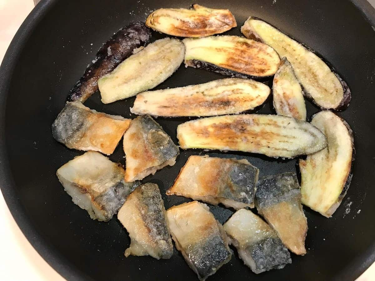 なすとさばの蒲焼き丼　まいのおやつ　材料を焼く