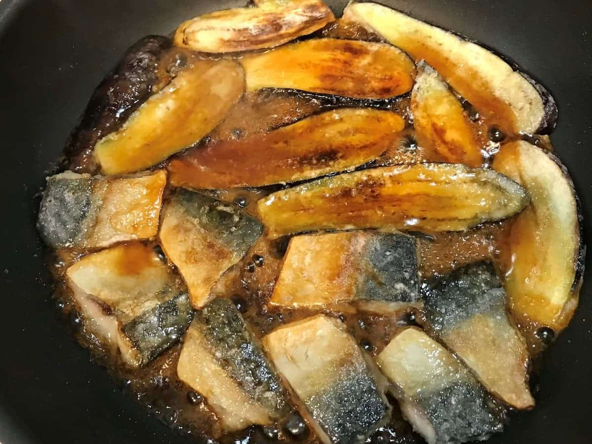 なすとさばの蒲焼き丼　まいのおやつ　煮絡める