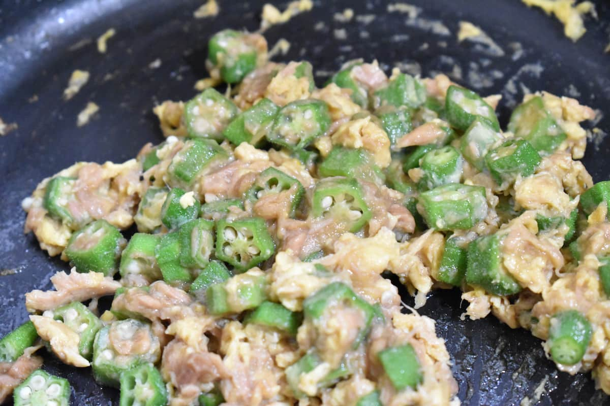 たまごでとじる(オクラのツナたま丼)