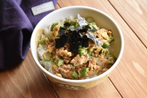 忙しい朝にぴったり！「オクラのツナたま丼」レシピ