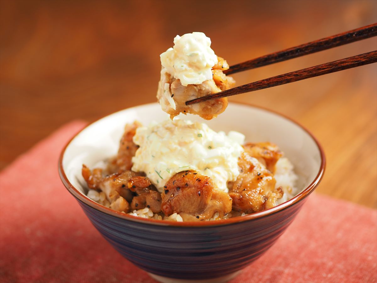 鶏もも肉の照り焼きチキンタルタル丼