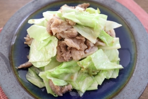 みそ味で下味しっかり！「豚肉とキャベツのみそ炒め」レシピ