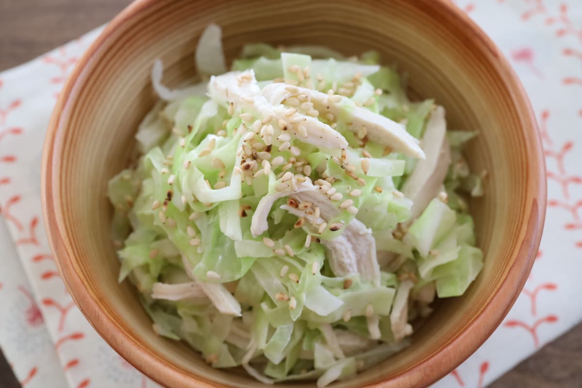 鶏むね肉で満足感アップ！「ゆで鶏とキャベツのごまマヨサラダ」