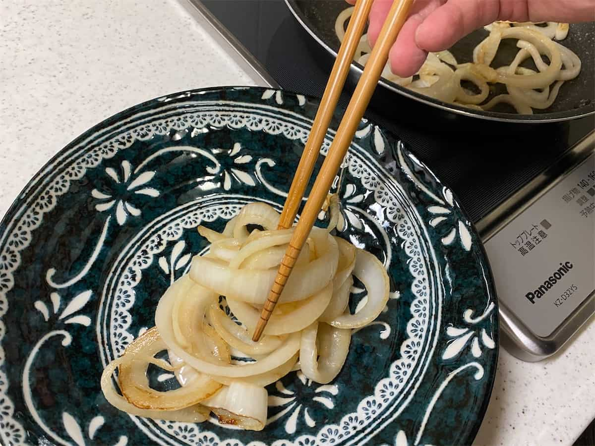 しにゃさんの「鶏むね肉と玉ねぎの焼き肉だれ炒め」レシピ 工程3b