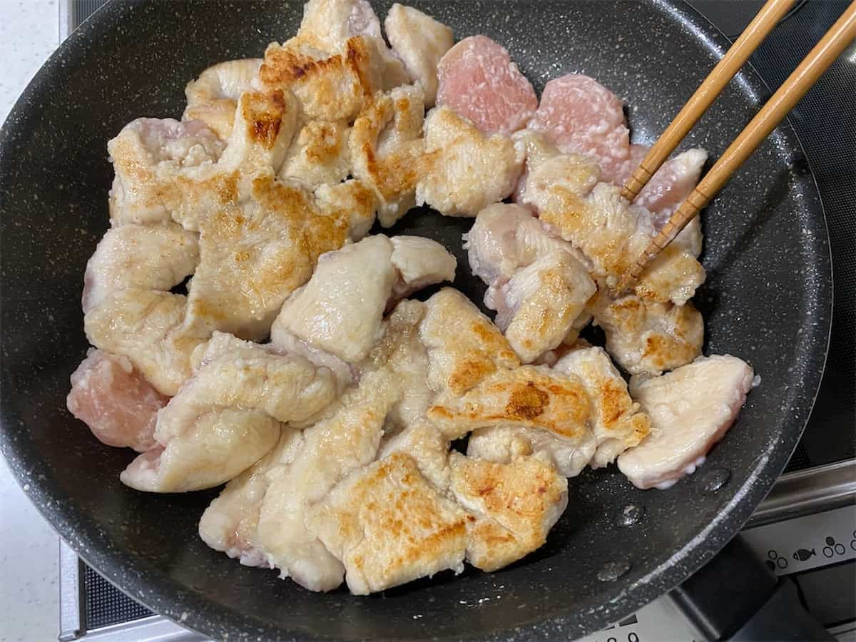 しにゃさんの「鶏むね肉と玉ねぎの焼き肉だれ炒め」レシピ 工程6