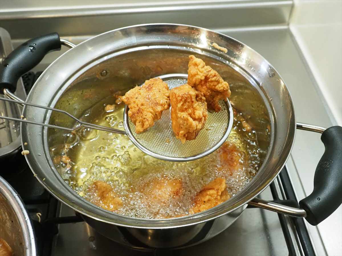 大量調理、鶏むね肉1㎏唐揚げ、そびえ立つ唐揚げ！揚げ油が汚れにくい揚げ方