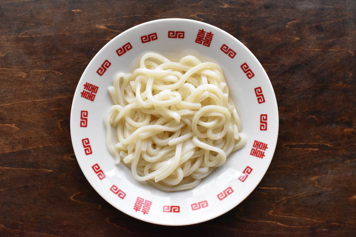 レンジ加熱したうどんを器にのせる(ツナ入り天津うどん)