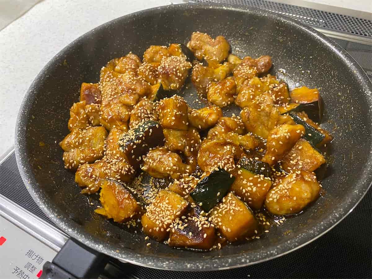 しにゃさんの「鶏もも肉とかぼちゃの甘辛チーズ炒め」レシピ 工程10