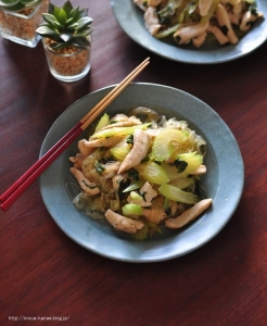 あっさり塩味がおいしい！「鶏むね肉とセロリのあっさり春雨炒め」レシピ