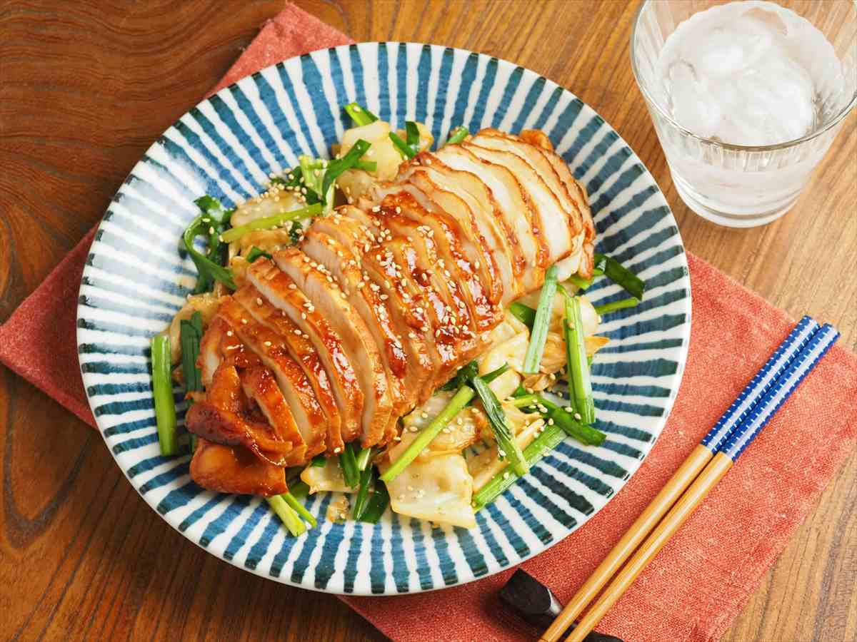 鶏むね肉のコチュジャン漬け焼き、コチュジャンのまろやかな辛味と旨味が鶏むね肉に効く