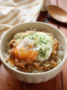 おひとりさまランチにも♪栄養たっぷり「ミートソースご飯」