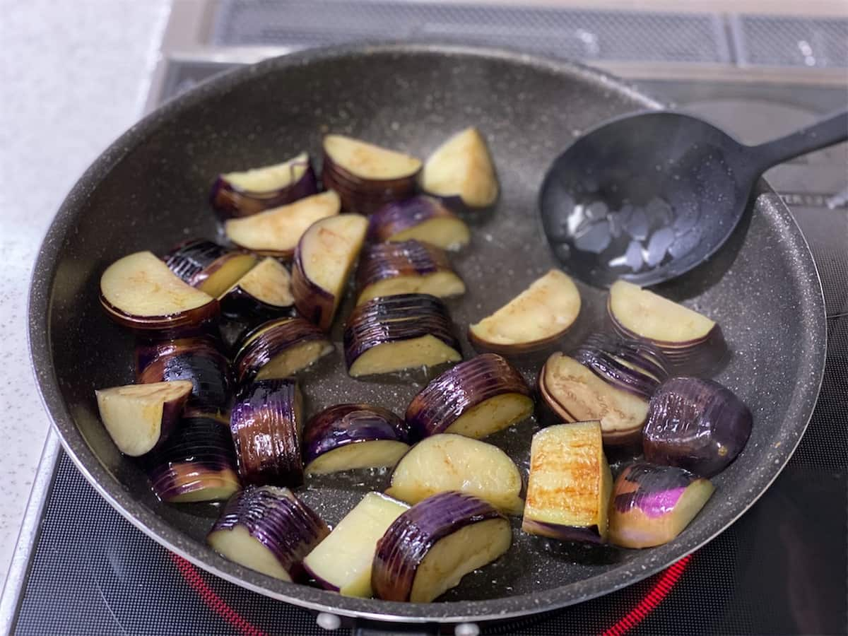 しにゃさんの「鶏むね肉とトロトロ秋なすのやみつき油淋鶏」レシピ 工程6