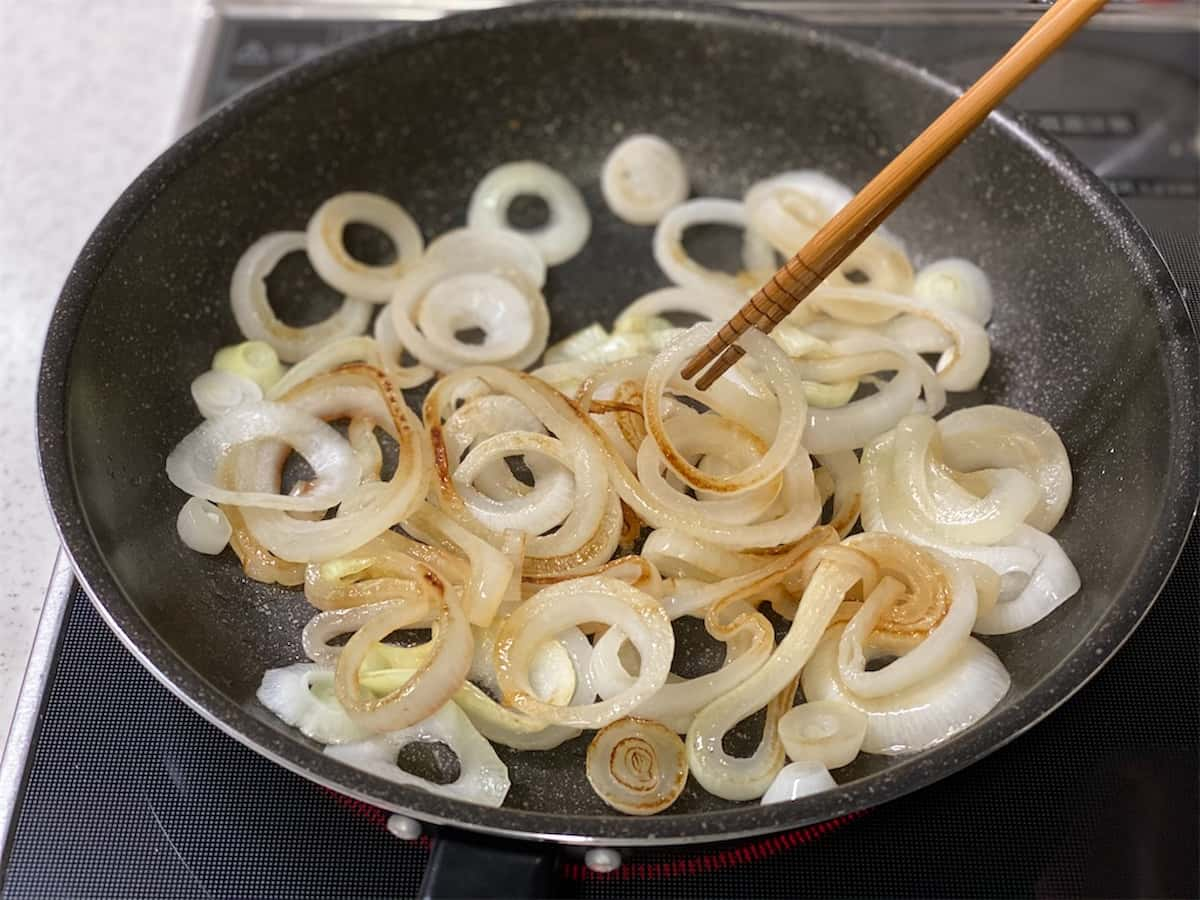 しにゃさんの「鶏むね肉と玉ねぎの甘辛味噌炒め」レシピ 工程5b