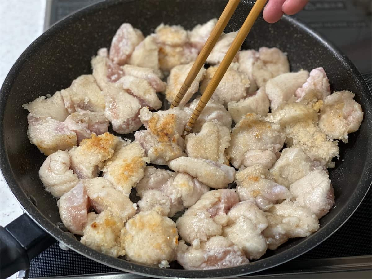 しにゃさんの「鶏むね肉と玉ねぎの甘辛味噌炒め」レシピ 工程7