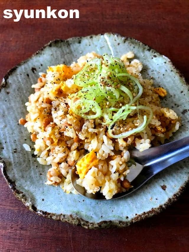 パパッとひとりランチにも♪レンジで一発「納豆チャーハン風」レシピ