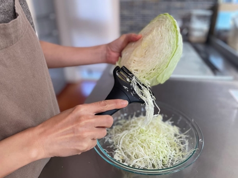 驚きのふわシャキ食感！お店みたいな「せん切りキャベツ」が作れる便利グッズ