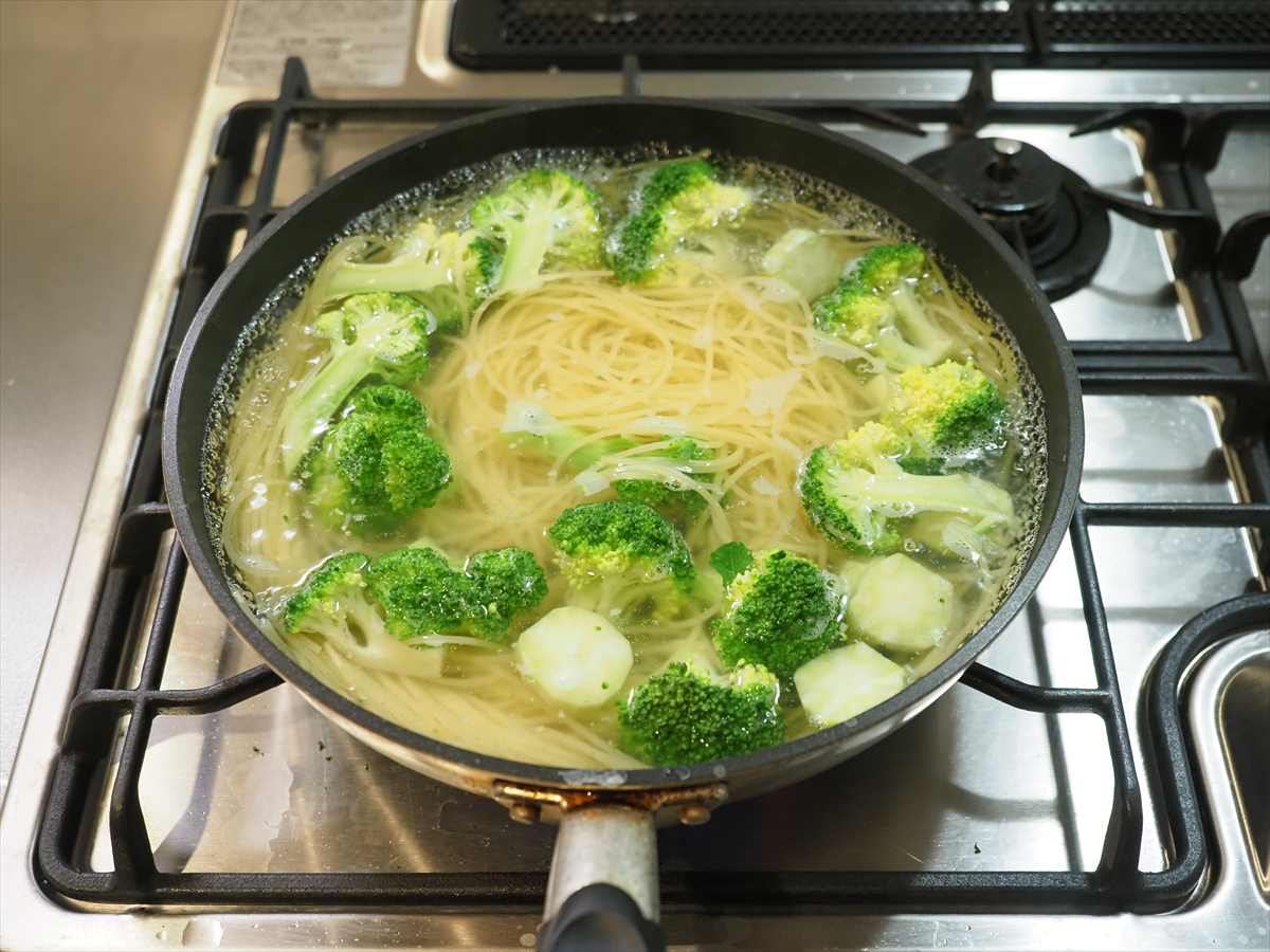 鶏むね肉とブロッコリーの鍋焼きトマトパスタ