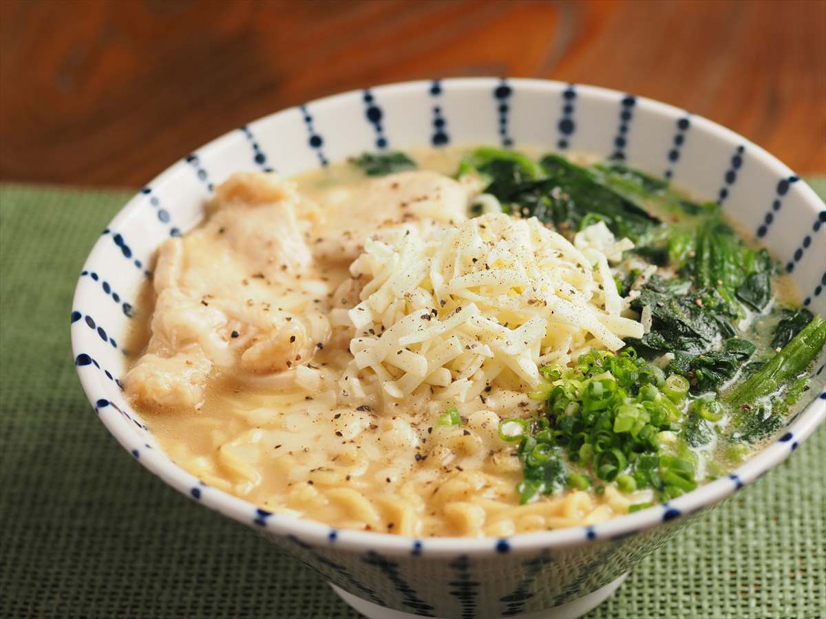 鶏むね肉と冷凍ほうれん草のチーズ味噌ラーメン