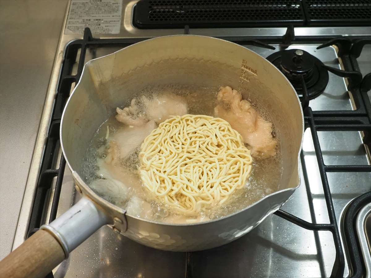 鶏むね肉と冷凍ほうれん草のチーズ味噌ラーメン