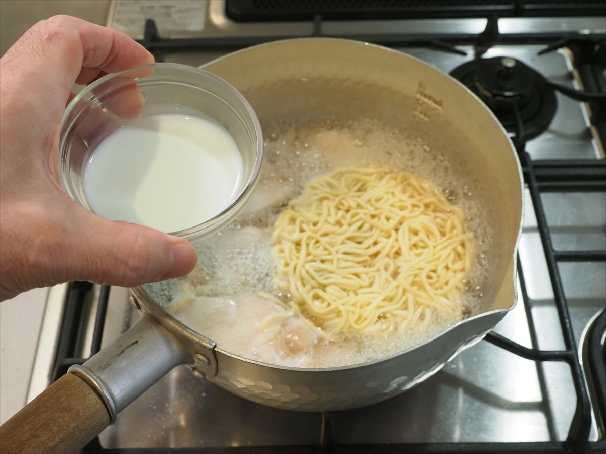 鶏むね肉と冷凍ほうれん草のチーズ味噌ラーメン