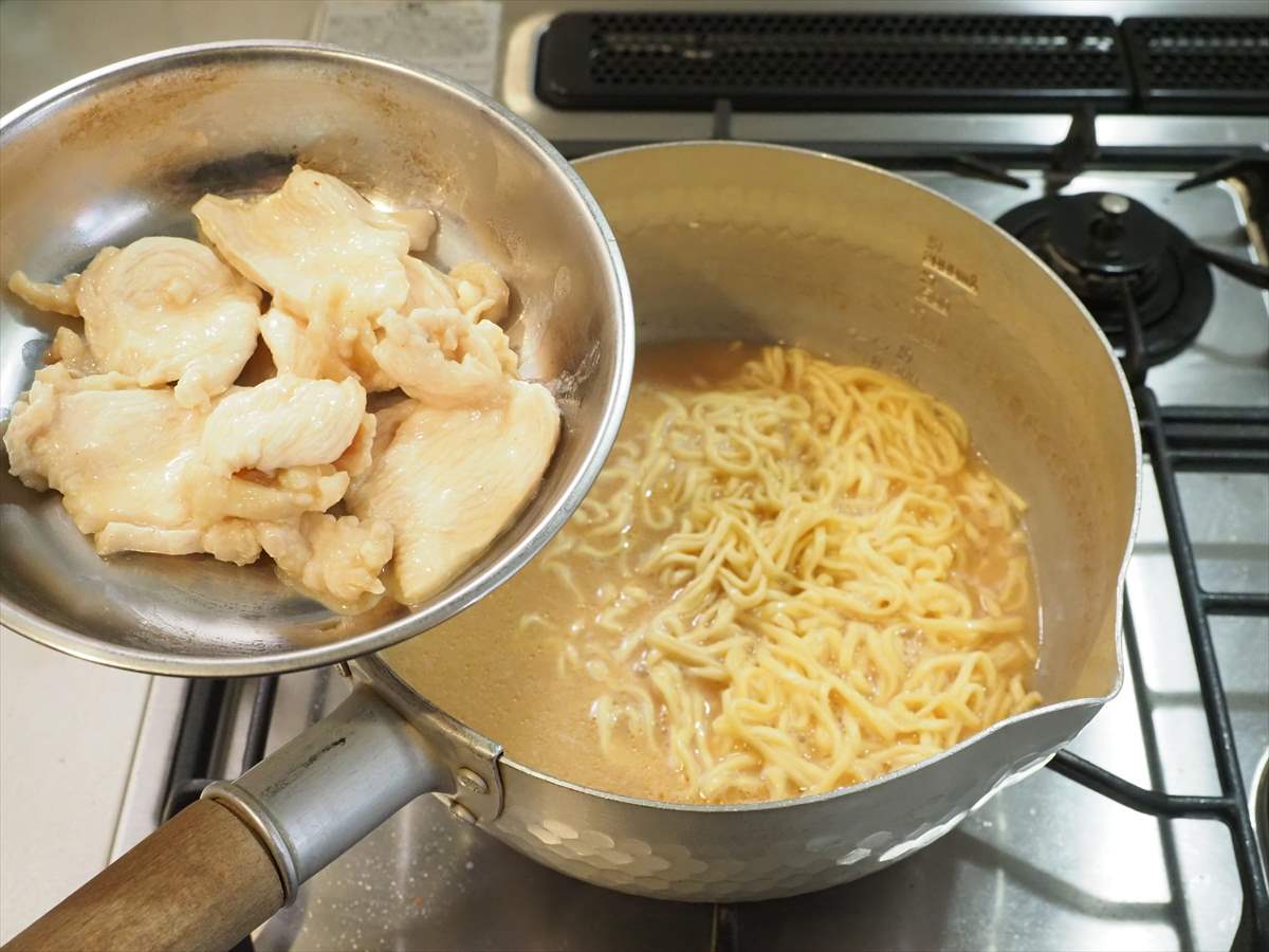 鶏むね肉と冷凍ほうれん草のチーズ味噌ラーメン