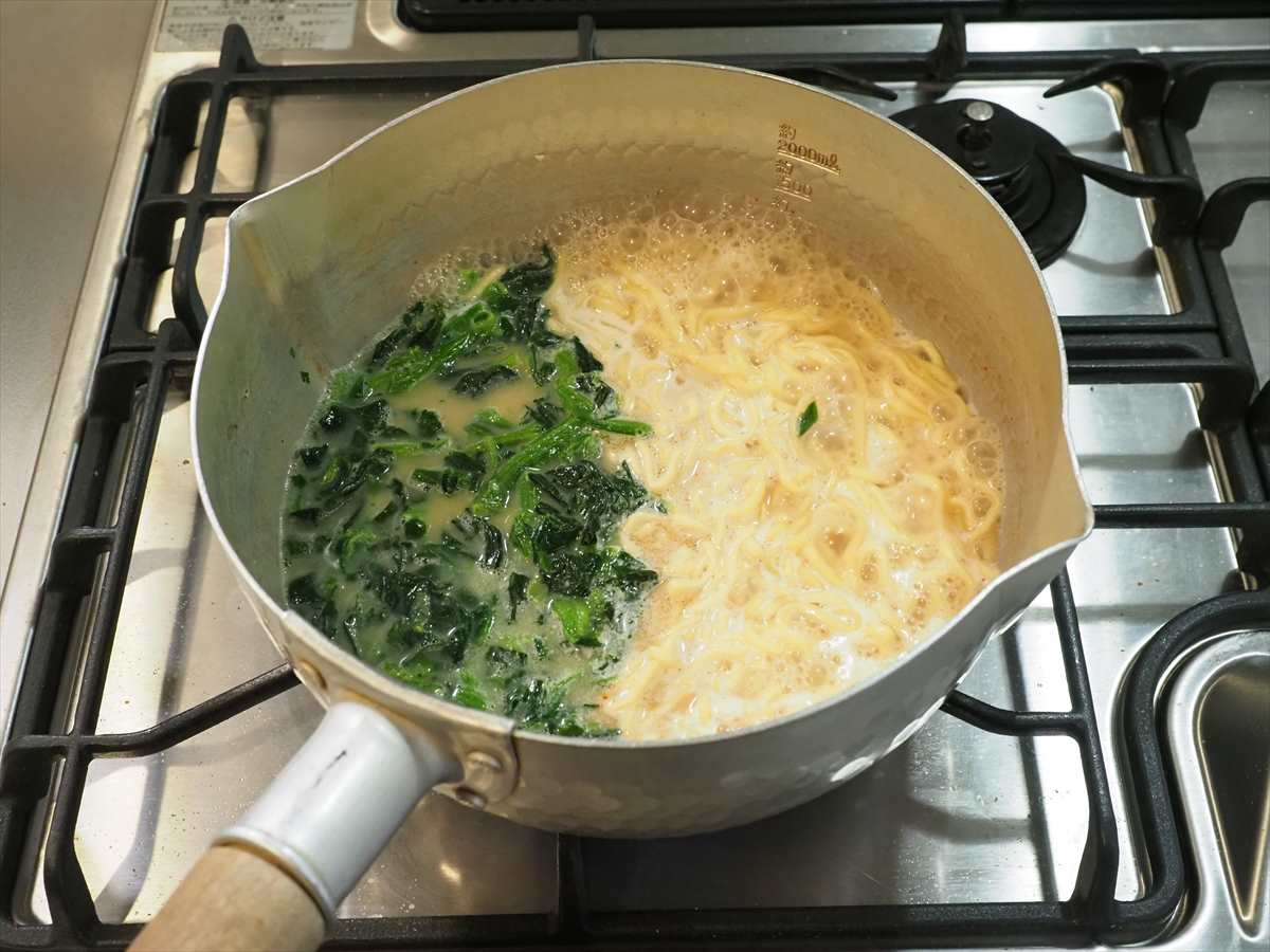 鶏むね肉と冷凍ほうれん草のチーズ味噌ラーメン