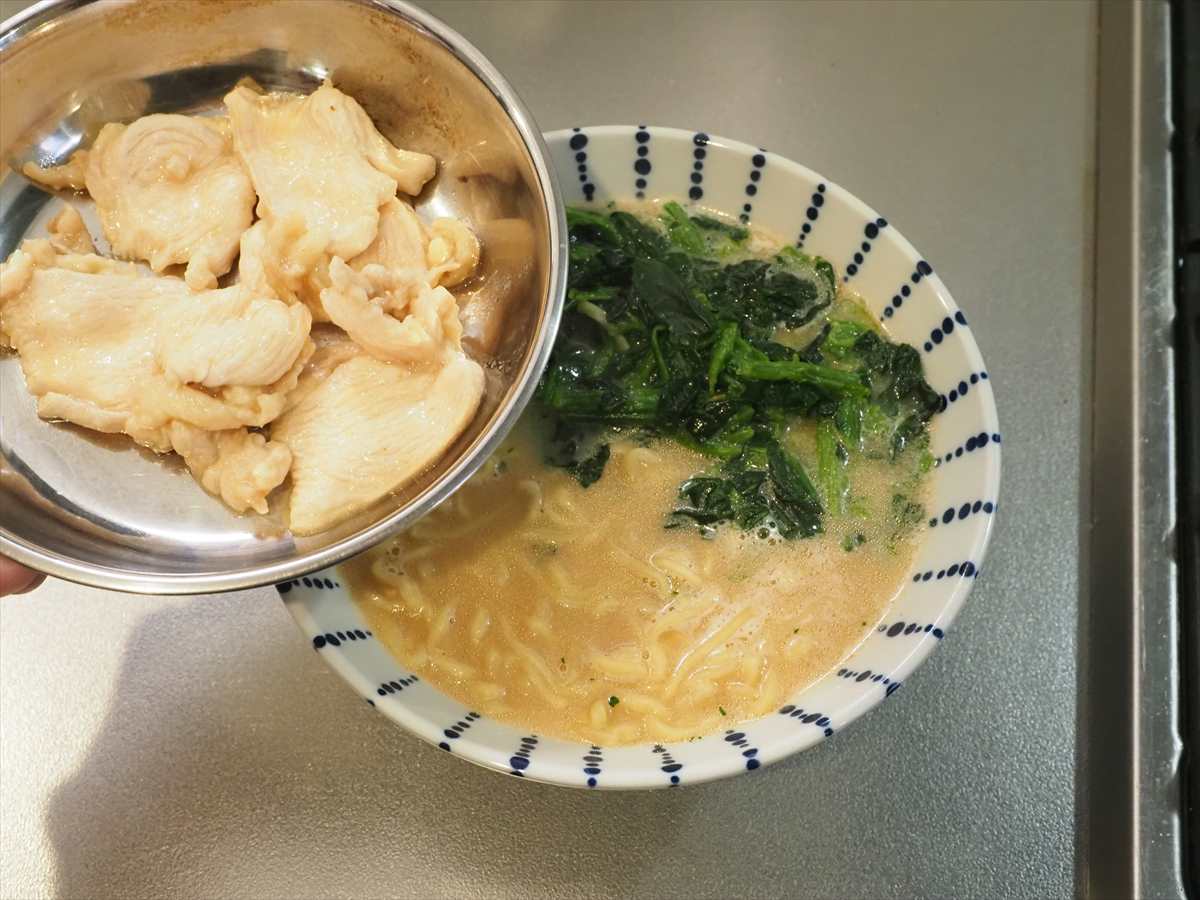 鶏むね肉と冷凍ほうれん草のチーズ味噌ラーメン