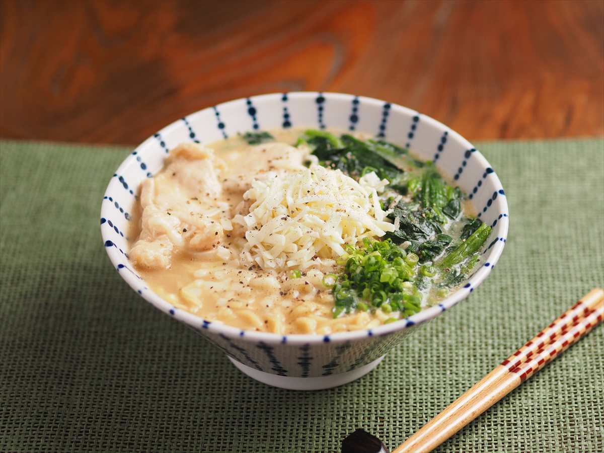 鶏むね肉と冷凍ほうれん草のチーズ味噌ラーメン