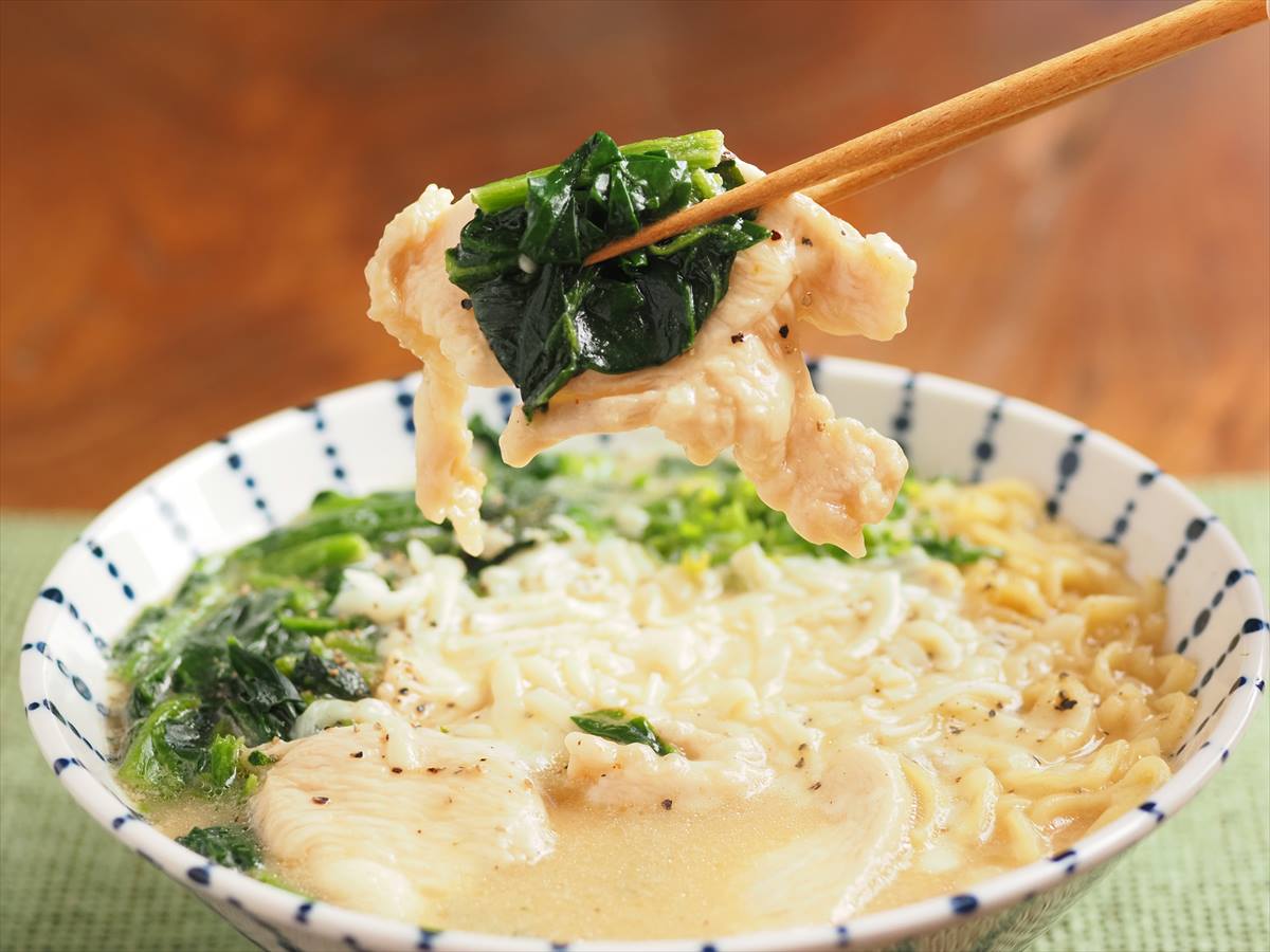 鶏むね肉と冷凍ほうれん草のチーズ味噌ラーメン