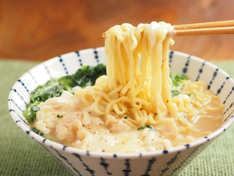 寒い日はこれ！あったか＆コクうま「鶏むね肉のチーズみそラーメン」レシピ