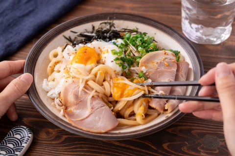 作るのも食べるのもお皿1つ！レンジで超かんたん「ねぎもやし油うどん」