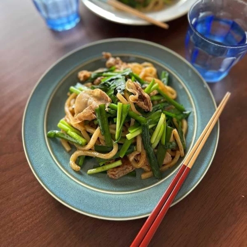 調味料はめんつゆで！「にらたっぷり！スタミナ焼きうどん」レシピ