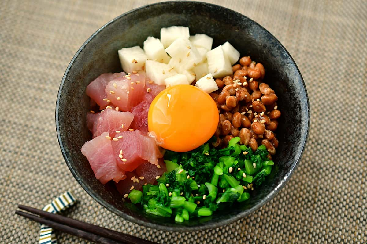 かぶの葉の塩もみを使ったばくだん丼