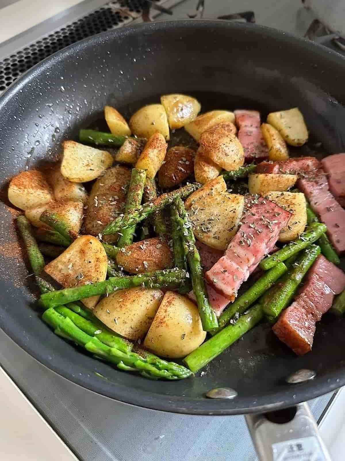 1品で大満足♪「ゆで卵とベーコンポテトのパワーサラダ」レシピ